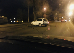 В Камышине во время ДТП легковушка врезалась в дерево, сбив пешехода