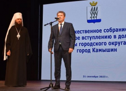 В Камышине телеграм-канал чиновников рассказывает, как в театре все горячо поздравляют Станислава Зинченко с переизбранием главой на новый срок