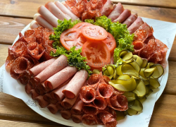 Стало известно, почем закупает тарелки с мясными нарезками, и не только с ними, Волгоградская областная дума для своих фуршетов