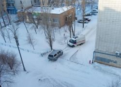 Камышане пишут в соцсетях, что после ночи снегопада "скорые" буксовали у ковидного отделения госпиталя на третьем городке, их буксировали на тросе