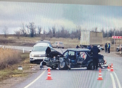 Троих израненных увезла "скорая" после столкновения машин на трассе между Котово и Камышином 