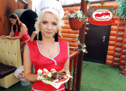 Шашлык «Черная борода» приготовила участница конкурса «Мисс Блокнот»  Евгения Родыгина
