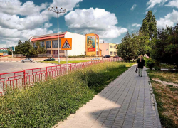 Что же мы зеленые зоны даже на площади с памятником святого покровители города не можем аккуратно выстричь? - камышанка