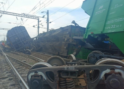 Следователями устанавливаются обстоятельства схода вагонов грузового поезда в Воронежской области, на пути следования волгоградских составов