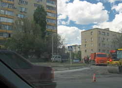 В Камышине решили подправить асфальтовое покрытие примыкающих к мосту дорог