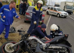 На въезде в Камышин автомобилист снес мотоциклиста, пострадавшего срочно отправили в ЦГБ