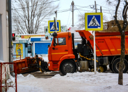 В Камышине коммунальщики "выехали" бороться с наледью  и снежным накатом