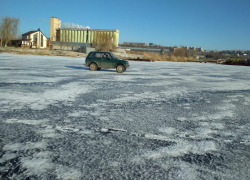 Камышане путешествуют по замерзшей реке на автомобилях