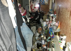 В Камышине в "кривом" доме мужчина оказался похороненным под горами хлама в... собственной квартире