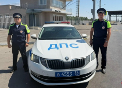 В дороге водителя прихватил приступ, и полицейские сели за руль его машины, а самого пациента домчали в стационар