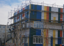 Новый детский сад в Камышине вновь оделся в строительные леса, а рабочие снимают цветные панели