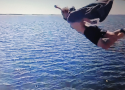 По какому случаю в Камышине оригинал нырнул в Волгу в черном плаще (ВИДЕО)