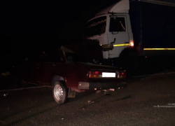На дороге между Волгоградом и Камышином водитель "ВАЗа" ночью с полным салоном врезался в грузовик на обочине: один труп и двое в больнице