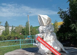 В Камышине Каштановую аллею продолжает "украшать" нелепый законсервированный фонтан, замотанный в мешок