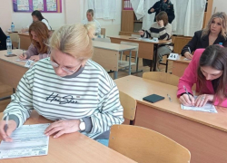 Мамы и папы камышинских старшеклассников попробовали сдать ЕГЭ и в двоечники не попали