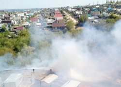 В Камышине на третьем городке в эти минуты тушат пожар
