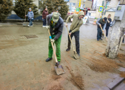 В Камышине начался месячник по благоустройству: в профильном МБУ решили в первую очередь расчистить остановки на центральных улицах