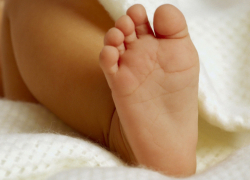 Мамаша подшофе уронила подушку с сыном-крохой и заставила его заснуть - навсегда