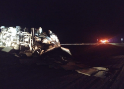 Полиция ищет водителя, который на федеральной трассе устроил тройное ДТП с перевернувшимся большегрузом и пострадавшей пассажиркой