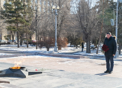 Губернатор Волгоградской области Андрей Бочаров почтил память героев Отечества, в Камышине чиновники приспособились возлагать цветы досрочно