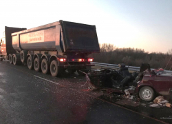 "Семерка" на московской трассе "влепилась" в большегруз