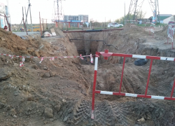 В разрытом котловане у остановки "Партизанская" работы будут вестись ориентировочно еще две недели