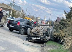 Камышане обсуждают в соцсетях "кувырок" легковушки на улице Базарова