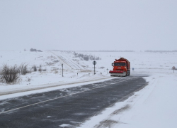 Спецтехника вышла чистить дороги Волгоградской области от снега