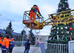 В Камышине взялись наряжать елку у ДК "Текстильщик"