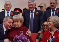 Пахмутова и блеск орденов: кто стал главным гостем парада Победы в Волгограде