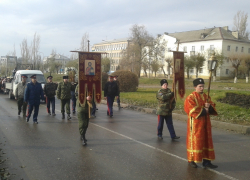 Крестный ход в Камышине возвел в ранг курьеза памятник святому на Комсомольской площади 