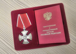 В Камышине ордена погибших героев СВО со слезами и гордостью приняли их родные