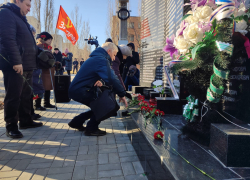 В Камышине прозвучали оружейные залпы у мемориалов, где в День героев Отечества возложили цветы