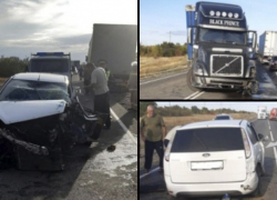 На федеральной трассе между Камышином и Волгоградом "Форд Фокус" бросало между грузовиками, пенсионеры в "Форде" чудом остались живы