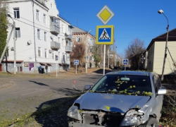 В Камышине две 47-летних дамы не разъехались на перекрестке Титова - Текстильная, в результате одна попала к хирургам