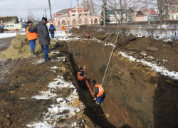 Административная газета "Диалог" озадачила камышан фотоснимком, на котором местные коммунальщики работают по снегу