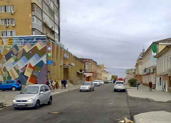 В Камышине водители опробовали участок со свежим асфальтом на улице Октябрьской