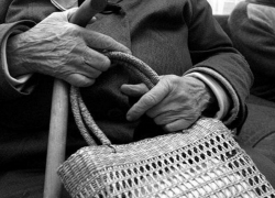 Оголодавший негодяй вырвал из рук пенсионерки сумку с продуктами и сбежал