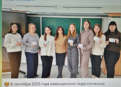 В Камышине прибавилось новых педагогов - учительский "десант" оказался сплошь девичьим