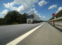 Суд взыскал с дорожного предприятия в пользу собственника авто 400 тысяч за выбоину на трассе между Камышином и Волгоградом