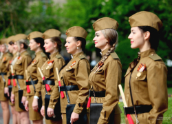 Сегодня на улицах Волгограда дежурит взвод девушек-регулировщиц в форме военных лет