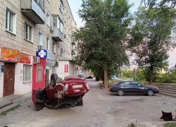 В Камышине водитель ночью опрокинул свою иномарку на улице Некрасова и отправился к хирургам 