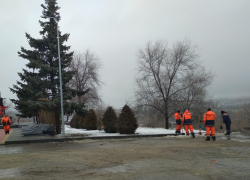 В Камышине "Благоустройство" взялось за уборку мемориала воинам-интернационалистам