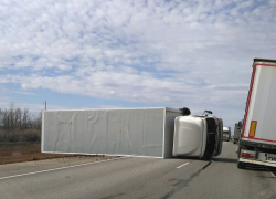 Поперек федеральной трассы на участке Камышин - Волгоград опять легла в ДТП фура