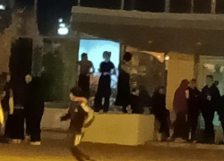 В Камышине в кадр, выложенный в соцсетях, попали танцующие девочки-подростки у ДК "Текстильщик" - на вид не совсем трезвые