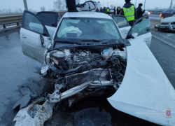 В страшной "смятке" сошлись две иномарки на мосту через Волгу: пятеро раненых, из них двое детей