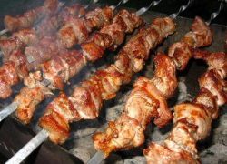 Шашлыки камышанам в праздники запретили жарить под угрозой штрафов, но мясо на шашлыки на камышинском рынке подорожало