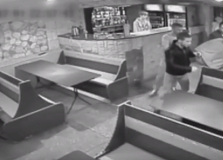 Видео из кафе Камышина, в котором из-за волжанина эвакуировали 40 человек