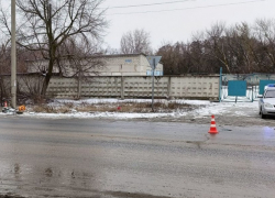 На автодороге между Камышином и Петровым Валом 31-летний водитель на "Ладе Веста" врубился в железнодорожную опору