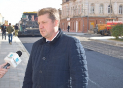 Глава Камышина Станислав Зинченко появился перед камерами подконтрольного ТВ на фоне нового асфальтового слоя на реконструируемой улице Октябрьской и рассказал о трудностях